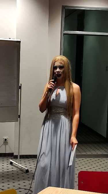 Moderator*in Scarlet zur Winterfeier 2023 des QNC